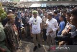 Menteri Pariwisata dan Ekonomi Kreatif (Menparekraf) Sandiaga Uno (tengah) saat mengunjungi desa wisata Astana, Gunung jati, Cirebon, Jawa Barat, Minggu (6/8/2023). Desa wisata Astana tersebut masuk pada penilaian 75 desa wisata terbaik pada Anugerah Desa Wisata Indonesia (ADWI) 2023. ANTARA FOTO/Dedhez Anggara/agr