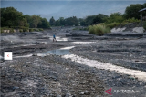 Seorang anak melintas di sungai yang mengalami penurunan debit air di Sungai Palupi, Palu, Sulawesi Tengah, Sabtu (5/8/2023). Badan Penanggulangan Bencana Daerah (BPBD) setempat mengimbau warga di wilayah itu untuk melakukan penghematan air karena fenomena El Nino yang menurut BMKG diperkirakan akan mencapai puncaknya pada Agustus-September ini bisa mengakibatkan kekeringan. ANTARA FOTO/Basri Marzuki/nym. 