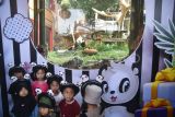 Sejumlah anak mengikuti perayaan ulang tahun Giant Panda Cai Tao di Istana Panda, Taman Safari Indonesia, Cisarua, Kabupaten Bogor, Jawa Barat, Sabtu (5/8/2023). TSI menggelar perayaan ulang tahun Giant Panda Cai Tao ke-13 yang merupakan Giant Panda hasil diplomasi antara pemerintah Tiongkok dengan Indonesia untuk dipelihara dan dikembangbiakkan sejak tahun 2017. ANTARA FOTO/Arif Firmansyah/aww.
