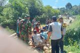 Polisi TNI dan warga di Pesisir Barat bangun jembatan dari kayu