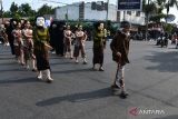  Penari seni dongkrek mengikuti kirab di Desa Mejayan, Kabupaten Madiun, Jawa Timur, Minggu (6/8/2023). Kirab dongkrek yang diikuti ratusan peserta di desa tempat asal seni dongkrek itu dimaksudkan untuk melestarikan kesenian tradisional khas Kabupaten Madiun sekaligus memberikan hiburan kepada masyarakat. ANTARA Jatim/Siswowidodo/ZK