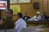 Tersangka dugaan suap pengadaan CCTV dan internet service provider (ISP) tahun 2022-2023 Sony Setiadi berdiskusi dengan penasihat hukum saat mendengarkan kesaksian Wali Kota Bandung nonaktif Yana Mulyana (kedua kiri) dan Kepala Dishub nonaktif Dadang Darmawan (kiri) di Pengadilan Negeri Bandung, Bandung, Jawa Barat, Senin (7/8/2023). Yana Mulyana dan Dadang Darmawan yang juga tersangka dalam kasus tersebut dihadirkan untuk menjadi saksi dari tiga orang terdakwa yakni Sony Setiadi selaku CEO PT Citra Jelajah Informatika (CIFO), serta Benny dan Andreas Guntoro selaku Direktur dan Manajer PT Sarana Mitra Adiguna (SMA). ANTARA FOTO/Novrian Arbi/agr