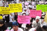 Pegawai honorer se-Provinsi Banten dan Forum non-ASN Provinsi Jawa Tengah (Fornas) menggelar aksi unjuk rasa di depan Gedung DPR, Jakarta, Senin (7/8/2023). Mereka menuntut kejelasan status revisi Undang-Undang Nomor 5 Tahun 2014 tentang ASN dan mendesak pemerintah merevisi PP tahun 2018 terkait pengangkatan tenaga honorer menjadi ASN. ANTARA FOTO/Reno Esnir/Spt.