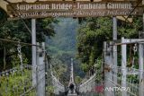 Pengunjung menyeberangi jembatan gantung rengganis di Patengan, Rancabali, Kabupaten Bandung, Jawa Barat, Selasa (8/8/2023). Jembatan gantung Rengganis yang memiliki panjang mencapai 370 meter, lebar dua meter serta berada di ketinggian 150 meter dari tanah tersebut merupakan jembatan gantung terpanjang di Asia Tenggara. ANTARA FOTO/Raisan Al Farisi/agr