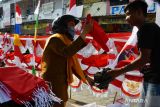 Pedagang musiman bendera, umbul-umbul dan hiasan bernuansa merah putih melayani pembeli di Kota Madiun, Jawa Timur, Senin (7/8/2023). Pedagang asal Bandung, Jawa Barat tersebut menawarkan bendera, umbul-umbul dan hiasan bernuansa merah putih berbagai ukuran dengan harga Rp5.000 hingga Rp400 ribu per lembar menjelang peringatan HUT ke-78 Proklamasi Kemerdekaan RI. ANTARA Jatim/Siswowidodo/zk