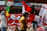 Pedagang musiman bendera, umbul-umbul dan hiasan bernuansa merah putih melayani pembeli di Kota Madiun, Jawa Timur, Senin (7/8/2023). Pedagang asal Bandung, Jawa Barat tersebut menawarkan bendera, umbul-umbul dan hiasan bernuansa merah putih berbagai ukuran dengan harga Rp5.000 hingga Rp400 ribu per lembar menjelang peringatan HUT ke-78 Proklamasi Kemerdekaan RI. ANTARA Jatim/Siswowidodo/ZK