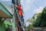 Telkom dan Dinas Bina Marga bongkar kabel semrawut