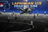 Pengendara motor mengikuti pengenalan lapangan uji praktik SIM C di Satpas Polresta Bogor Kota, Jawa Barat, Senin (7/8/2023). Satlantas Polresta Bogor Kota secara resmi mulai memberlakukan perubahan uji praktik pembuatan SIM C dengan meniadakan tes rute slalom atau zig-zag, mengganti rute angka 8 menjadi huruf S, lebar rute menjadi 2,5 kali lebar kendaraan dan uji pengereman keseimbangan. ANTARA FOTO/Arif Firmansyah/foc.