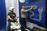 Kasat Lantas Polresta Bogor Kota Kompol Galih Apria memberikan penjelasan kepada pengendara motor saat pengenalan lapangan uji praktik SIM C di Satpas Polresta Bogor Kota, Jawa Barat, Senin (7/8/2023). Satlantas Polresta Bogor Kota secara resmi mulai memberlakukan perubahan uji praktik pembuatan SIM C dengan meniadakan tes rute slalom atau zig-zag, mengganti rute angka 8 menjadi huruf S, lebar rute menjadi 2,5 kali lebar kendaraan dan uji pengereman keseimbangan. ANTARA FOTO/Arif Firmansyah/foc.