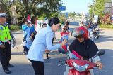 Pemerintah Kabupaten Poso bagikan bendera Merah Putih ke warga-pelajar