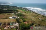 Foto udara Jalur Pantai Selatan di Kawasan Cidaun, Kabupaten Cianjur, Jawa Barat, Rabu (9/8/2023). Presiden Joko Widodo menyatakan pembangunan infrastruktur jalur lintas selatan di Banten dan Jawa Barat telah terealisasi dan selesai 100 persen aspal guna memperlancar distribusi logistik antardaerah, sehingga akan meningkatkan daya saing perekonomian. ANTARA FOTO/Raisan Al Farisi/agr
