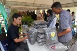 Sejumlah warga berblanja berbagai kebutuhan pangan dan produk komoditas lainnya saat berlangsung Pasar Tani di Banda Aceh, Aceh, Rabu (9/8/2023). Pasar Tani secara rutin setiap bulan yang digelar pemerintah Aceh bekerjasama dengan Pertamina, Perum Bulog dan Bank Indonesia di daerah itu, untuk membantu pemenuhan kebutuhan bahan pangan masyarakat dengan harga murah, termasuk gas elpiji  bersubsidi sebagai upaya pengendalian inflasi dan menekan kenaikan harga. ANTARA FOTO/Ampelsa.