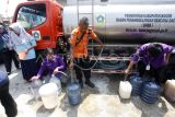 Petugas Badan Penanggulangan Bencana Daerah (BPBD) mendistribusikan air bersih kepada warga di Desa Sukahati, Citeureup, Kabupaten Bogor, Jawa Barat, Rabu (9/8/2023). BPBD Kabupaten Bogor telah menyalurkan 225.000 liter air bersih kepada warga Kabupaten Bogor yang terdampak kekeringan pada musim kemarau. ANTARA FOTO/Yulius Satria Wijaya/nym.
