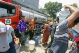 Petugas Badan Penanggulangan Bencana Daerah (BPBD) mendistribusikan air bersih kepada warga di Desa Sukahati, Citeureup, Kabupaten Bogor, Jawa Barat, Rabu (9/8/2023). BPBD Kabupaten Bogor telah menyalurkan 225.000 liter air bersih kepada warga Kabupaten Bogor yang terdampak kekeringan pada musim kemarau. ANTARA FOTO/Yulius Satria Wijaya/nym.
