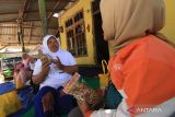 Petugas BTPN Syariah melakukan edukasi pemasaran produk kepada nasabah disela pertemuan rutin sentra (PRS) di Karangrejo, Blimbingsari, Banyuwangi, Jawa Timur Kamis (10/8/23). BTPN Syariah saat ini fokus melayani masyarakat inklusi, terutama dalam memberikan akses keuangan berupa pembiayaan bagi para perempuan pelaku ekonomi yang belum tersentuh layanan keuangan profesional agar tidak terlilit hutang ke bank titil atau rentenir yang bunganya tinggi. ANTARA Jatim/Budi Candra Setya/zk 