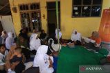 Petugas BTPN Syariah melakukan edukasi pengolahan keuangan kepada nasabah disela pertemuan rutin sentra (PRS) di Karangrejo, Blimbingsari, Banyuwangi, Jawa Timur Kamis (10/8/23). BTPN Syariah saat ini fokus melayani masyarakat inklusi, terutama dalam memberikan akses keuangan berupa pembiayaan bagi para perempuan pelaku ekonomi yang belum tersentuh layanan keuangan profesional agar tidak terlilit hutang ke bank titil atau rentenir yang bunganya tinggi. ANTARA Jatim/Budi Candra Setya/zk 