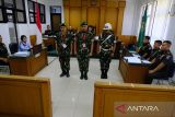 Dua personel TNI AD yang menjadi terpidana kasus narkotika jenis sabu-sabu seberat 20 kg, Serma Tarmizi (depan) dan Serka Adinda Mayrindra (kedua belakang) usai menjalani sidang putusan di Pengadilan Militer I-05 Pontianak, Kalimantan Barat, Kamis (10/8/2023). Majelis Hakim memutuskan hukuman seumur hidup untuk Adinda Mayrindra dan sepuluh tahun penjara untuk Tarmizi dengan denda RP1 miliar atau subsider 6 bulan kurungan serta keduanya dipecat dari TNI. ANTARA FOTO/Jessica Wuysang/Spt