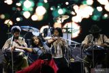 Seorang penari dari Grup musik Balaruna asal Bandung tampilkan pertunjukan yang memukau saat malam puncak Tapin Art Festival di Kabupaten Tapin, Kalimantan Selatan, Rabu (9/8/2023). Balaruna membuat instrumental menggunakan alat musik 