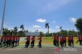 Paskibraka Provinsi Kepulauan Bangka Belitung mulai menjalani latihan di Lapangan Kantor Gubernur Provinsi Kepulauan Bangka Belitung, guna mempersiapkan tugas sebagai pasukan pengibaran bendera merah putih pada HUT RI ke-78. (ANTARA FOTO/Chandrika Purnama Dewi)