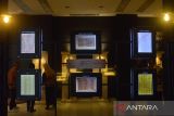Pengunjung menyaksikan sejumlah naskah kuno saat berlangsung Pameran Regional se Sumatera Koleksi Filologika di Museum Aceh, Banda Aceh, Kamis (10/8/2023). Pameran  yang berlangsung hingga 14 Austus 2023 bertema  