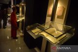 Pengunjung menyaksikan sejumlah naskah kuno saat berlangsung Pameran Regional se Sumatera Koleksi Filologika di Museum Aceh, Banda Aceh, Kamis (10/8/2023). Pameran  yang berlangsung hingga 14 Austus 2023 bertema  