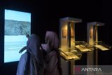 Pengunjung menyaksikan sejumlah naskah kuno saat berlangsung Pameran Regional se Sumatera Koleksi Filologika di Museum Aceh, Banda Aceh, Kamis (10/8/2023). Pameran  yang berlangsung hingga 14 Austus 2023 bertema  