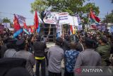 Nelayan yang tergabung dalam Gerakan Nelayan Pantura melakukan aksi unjuk rasa di depan kantor DPRD Indramayu, Jawa Barat, Kamis (10/8/2023). Aksi tersebut guna menuntut pemerintah untuk mencabut aturan migrasi kapal, batas zona penangkapan ikan dan tarif PNBP yang dinilai memberatkan nelayan. ANTARA FOTO/Dedhez Anggara/agr
