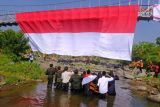 Pembentangan bendera Merah Putih di Jembatan Sangkil Parakan