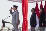Menteri Pertahanan Prabowo Subianto (kiri) bersama Menko Polhukam Mahfud MD (tengah) dan Ketua Komisi I DPR Meutya Viada Hafid (kanan) memberi hormat saat Upacara Penetapan Komponen Cadangan (Komcad) Tahun 2023 di Lapangan Pusdiklatpassus, Batujajar, Kabupaten Bandung Barat, Jawa Barat, Jumat (11/8/2023). Menteri Pertahanan Prabowo Subianto menetapkan sebanyak 2.497 personel Komcad TNI Tahun 2023 dari sejumlah unsur warga negara yang merupakan sumber daya yang disiapkan untuk memperbesar dan memperkuat kekuatan serta kemampuan komponen utama. ANTARA FOTO/Novrian Arbi/agr