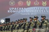 Personel Komponen Cadangan melakukan defile saat Upacara Penetapan Komponen Cadangan (Komcad) Tahun 2023 di Lapangan Pusdiklatpassus, Batujajar, Kabupaten Bandung Barat, Jawa Barat, Jumat (11/8/2023). Menteri Pertahanan Prabowo Subianto menetapkan sebanyak 2.497 personel Komcad TNI Tahun 2023 dari sejumlah unsur warga negara yang merupakan sumber daya yang disiapkan untuk memperbesar dan memperkuat kekuatan serta kemampuan komponen utama. ANTARA FOTO/Novrian Arbi/agr