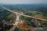 Foto udara pintu keluar Parungkuda di Ruas Jalan Tol Bogor-Ciawi-Sukabumi (Bocimi) di Cibadak, Kabupaten Sukabumi, Jawa Barat, Jumat (11/8/2023). Setelah mengoperasikan ruas Jalan Tol Bocimi seksi II yang diresmikan oleh Presiden Joko Widodo pekan lalu, Kementerian PUPR akan melanjutkan proyek Jalan Tol Bocimi seksi 3 dan 4 serta berencana untuk melanjutkan pengembangan Tol Bocimi hingga Kabupaten Cianjur dan Padalarang Kabupaten Bandung Barat. ANTARA FOTO/Raisan Al Farisi/agr