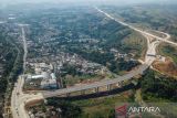 Foto udara pintu keluar Parungkuda di Ruas Jalan Tol Bogor-Ciawi-Sukabumi (Bocimi) di Cibadak, Kabupaten Sukabumi, Jawa Barat, Jumat (11/8/2023). Setelah mengoperasikan ruas Jalan Tol Bocimi seksi II yang diresmikan oleh Presiden Joko Widodo pekan lalu, Kementerian PUPR akan melanjutkan proyek Jalan Tol Bocimi seksi 3 dan 4 serta berencana untuk melanjutkan pengembangan Tol Bocimi hingga Kabupaten Cianjur dan Padalarang Kabupaten Bandung Barat. ANTARA FOTO/Raisan Al Farisi/agr