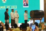 Wakil Presiden Ma'ruf Amin (kanan) memukul bedug didampingi Gubernur Jawa Timur Khofifah Indar Parawansa (kedua kanan), Ketua Umum Ikatan Pesantren Indonesia (IPI) KH KMT Abdul Muhaimin (kedua kiri) dan Dewan Pembina IPI Boy Rafli Amar (kiri) saat membuka Rapat Kerja Nasional (Rakernas) IPI 2023 di Surabaya, Jawa Timur, Jumat (11/8/2023). Rakernas yang digelar hingga 13 Agustus tersebut mengusung tema Berbenah Organisasi di Tahun 2023 Menuju Kemandirian Pesantren Indonesia yang Bermartabat. Antara Jatim/Moch Asim/zk.