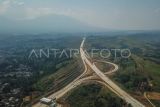 Foto udara pintu keluar Parungkuda di Ruas Jalan Tol Bogor-Ciawi-Sukabumi (Bocimi) di Cibadak, Kabupaten Sukabumi, Jawa Barat, Jumat (11/8/2023). Setelah mengoperasikan ruas Jalan Tol Bocimi seksi II yang diresmikan oleh Presiden Joko Widodo pekan lalu, Kementerian PUPR akan melanjutkan proyek Jalan Tol Bocimi seksi 3 dan 4 serta berencana untuk melanjutkan pengembangan Tol Bocimi hingga Kabupaten Cianjur dan Padalarang Kabupaten Bandung Barat. ANTARA FOTO/Raisan Al Farisi/rwa.