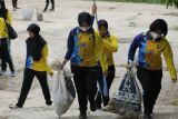 Polwan Polda Kalteng gelar baksos di bawah Jembatan Kahayan