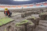 Pekerja melakukan renovasi pergantian rumput Stadion Pakansari, Kabupaten Bogor, Jawa Barat, Kamis (10/8/2023). Pemerintah Kabupaten Bogor melakukan renovasi rumput serta sistem drainase Stadion Pakansari dengan anggaran Rp1,9 miliar, dan ditarget selesai Desember 2023. ANTARA FOTO/Yulius Satria Wijaya/Spt.
