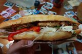 Menikmati panganan banh mi di Vietnam