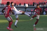Pesepak bola Bali United Ardi Idrus (kanan) berebut bola dengan pesepak bola PSM Makassar Everton (tengah) dalam pertandingan BRI Liga 1 di Stadion Kapten I Wayan Dipta, Gianyar, Bali, Jumat (11/8/2023). Bali United menang lawan PSM Makassar dengan skor 3-2. ANTARA FOTO/Nyoman Hendra Wibowo/wsj.