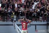 Pesepak bola Bali United Ilija Spasojevic berselebrasi di depan suporter usai mencetak gol ke gawang PSM Makassar dalam pertandingan BRI Liga 1 di Stadion Kapten I Wayan Dipta, Gianyar, Bali, Jumat (11/8/2023). Bali United menang lawan PSM Makassar dengan skor 3-2. ANTARA FOTO/Nyoman Hendra Wibowo/wsj.