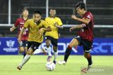 Pesepak bola Bhayangkara Presisi U-18 Aditya Wedantara Sanjaya (kiri) berebut bola dengan pesepak bola Kashima Antlers U-18 Dobashi Ryunosuke (kanan) dalam pertandingan International Youth Championship 2023 di Stadion I Gusti Ngurah Rai, Denpasar, Bali, Jumat (11/8/2023). Bhayangkara Presisi U-18 mengalahkan Kashima Antlers U-18 dengan skor 2-1. ANTARA FOTO/Fikri Yusuf/wsj.