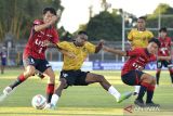 Pesepak bola Bhayangkara Presisi U-18 Albi Fauzi (tengah) berebut bola dengan pesepak bola Kashima Antlers U-18 Nagayama Shoma (kiri) dan Masaki Hiroto (kanan) dalam pertandingan International Youth Championship 2023 di Stadion I Gusti Ngurah Rai, Denpasar, Bali, Jumat (11/8/2023). ANTARA FOTO/Fikri Yusuf/wsj.