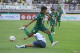 Pesepak bola Persebaya Arief Catur Pamungkas (atas) berusaha melewati hadangan pesepak bola Persita Ramiro Ezequiel Fergonzi (bawah) saat pertandingan Liga 1 di Stadion Gelora Bung Tomo, Surabaya, Jawa Timur, Sabtu (12/8/2023). Persebaya mengalahkan Persita dengan skor akhir 1-0. Antara Jatim/Moch Asim/zk.