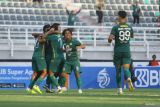 Sejumlah pesepak bola Persebaya merayakan gol Sho Yamamoto saat melawan Persita pada pertandingan Liga 1 di Stadion Gelora Bung Tomo, Surabaya, Jawa Timur, Sabtu (12/8/2023). Persebaya mengalahkan Persita dengan skor akhir 1-0. Antara Jatim/Moch Asim/zk.