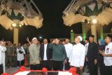 Menteri BUMN Erick Thohir (baju hijau tua)  bersama Wali Kota Pasuruan Saifullah Yusuf (kedua dari kiri), ketika meninjau dan akan meresmikan Lampu Hias Masjid Jamik Al-Anwar di Kota Pasuruan Sabtu (12/8) malam.