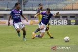 Pesepak bola Persib Bandung Daisuke Sato (kiri) dan Nick Kuipers (kedua kiri) mengejar bola dibayangi pesepak bola PS Barito Putera Gustavo Tocantins (kanan) saat pertandingan BRI Liga 1 di Stadion Gelora Bandung Lautan Api, Bandung, Jawa Barat, Minggu (13/8/2023). Pertandingan tersebut berakhir imbang dengan skor 1 - 1. ANTARA FOTO/M Agung Rajasa/agr