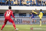 Pesepak bola Persib Bandung Beckham Putra (kedua kanan) menendang bola dibayangi pesepak bola PS Barito Putera Makan Konate (kanan) saat pertandingan BRI Liga 1 di Stadion Gelora Bandung Lautan Api, Bandung, Jawa Barat, Minggu (13/8/2023). Pertandingan tersebut berakhir imbang dengan skor 1 - 1. ANTARA FOTO/M Agung Rajasa/agr