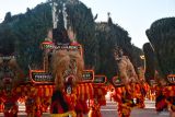 Penari Dadak Merak tampil pada pertunjukan massal seni reog Serenade Reog Obyok di Alun-alun Ponorogo, Jawa Timur, Kamis (10/8/2023). Pertunjukan Reog Ponorogo di luar festival atau disebut Reog Obyog yang diikuti 320 grup reog di seluruh wilayah Ponorogo tersebut dalam rangka perayaan Hari Jadi ke-527 Kabupaten Ponorogo dan HUT ke-78 Proklamasi Kemerdekaan RI. ANTARA Jatim/Siswowidodo/ZK