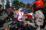 Gubernur Jawa Timur Khofifah Indar Parawansa (tengah) berbincang dengan salah satu relawan dari Tagana saat melepas Taruna Siaga Bencana (Tagana) dan Tenaga Kesejahteraan Sosial Kecamatan (TKSK) di Surabaya, Jawa Timur, Minggu (13/8/2023). Pelepasan Tagana dan TKSK tersebut dalam rangka untuk pemberian souvenir dan sembako dari Gubernur Khofifah kepada para perintis kemerdekaan, janda perintis kemerdekaan dan ahli waris keluarga pahlawan nasional di beberapa Kabupaten/Kota di Jawa Timur menjelang peringatan HUT ke-78 Kemerdekaan RI. Antara Jatim/Moch Asim/zk.