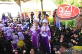  Anak-anak mengikuti gerakan makan daging, telur dan minum susu bersama pada acara Gizi untuk Banyuwangi di Gombengsari, Banyuwangi, Jawa Timur, Minggu (13/8/2023). Kegiatan tersebut sebagai upaya pemerintah daerah setempat untuk memberikan edukasi gizi guna mencegah terjadinya stunting. ANTARA Jatim/Budi Candra Setya/zk