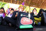 Anak-anak mengikuti gerakan makan daging, telur dan minum susu bersama pada acara Gizi untuk Banyuwangi di Gombengsari, Banyuwangi, Jawa Timur, Minggu (13/8/2023). Kegiatan tersebut sebagai upaya pemerintah daerah setempat untuk memberikan edukasi gizi guna mencegah terjadinya stunting. ANTARA Jatim/Budi Candra Setya/zk
